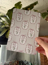 Load image into Gallery viewer, Cute Cottage Bow Kindle Insert
